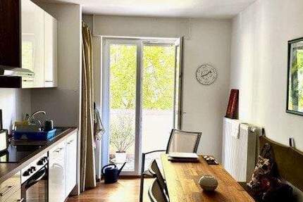 Charmante und großzügige Altbauwohnung mit Balkon ! 6 zimmer