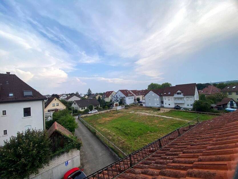 Ruhige 75?m²-DG-Wohnung mit Komfort: Einbauküche & Garage inklusive 3 zimmer