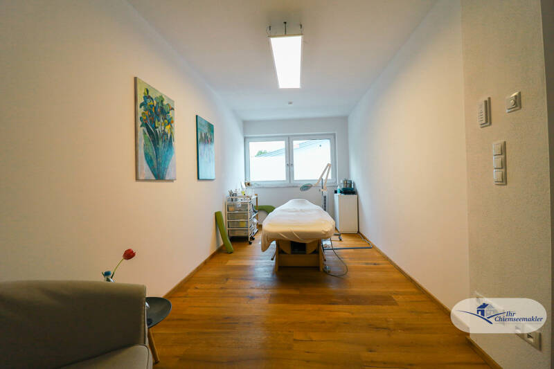 Flexible Büro-Praxiseinheit mit ca. 80?m², separaten Räumen, Küche und 3 Stellplätzen
