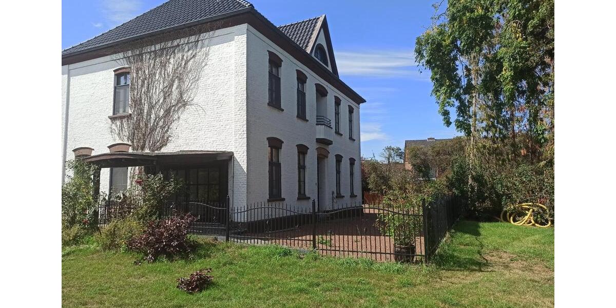 Helle Wohnung im 1. OG in saniertem denkmalgeschützten Herrenhaus 4 zimmer