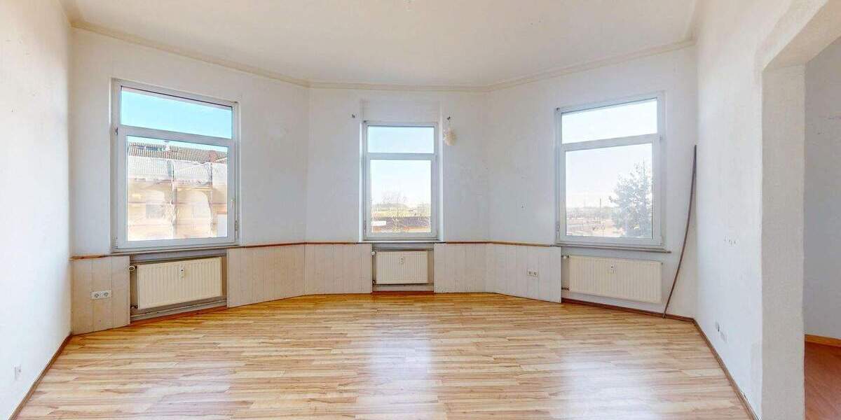 Wohn- und Geschäftshaus mit Gewerbe im EG und zwei großzügigen Wohnungen in Bahnhofsnähe 8 zimmer