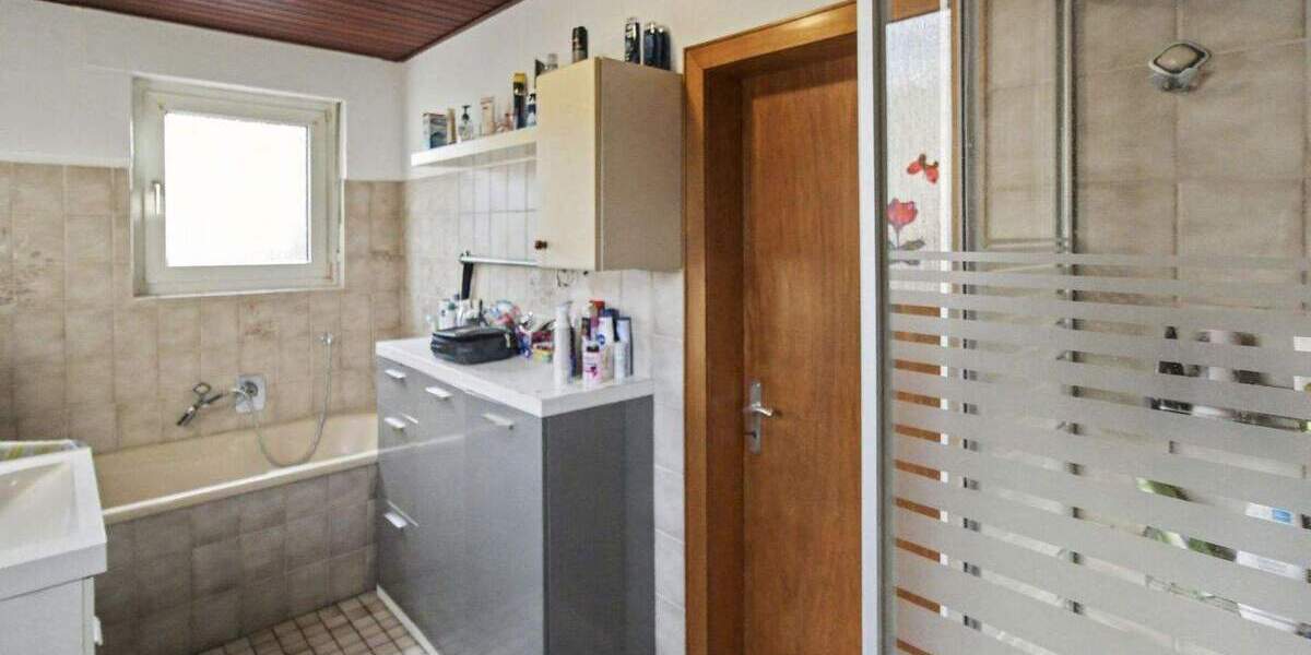 Viel Platz in Oetinghausen: begehrtes Zweifamilienhaus mit Doppelgarage 6 zimmer