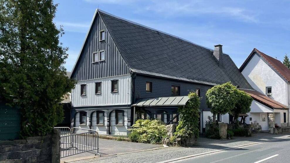 Gebäudeensemble im großer GarageHalle