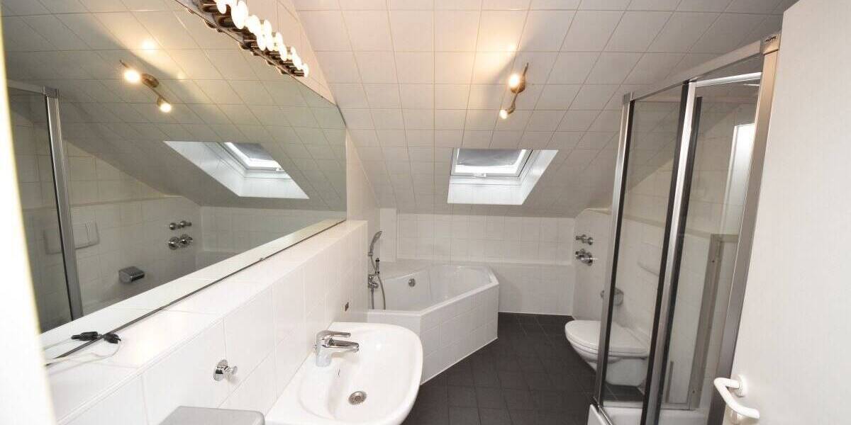 DIETZ: Feine 2-Zimmer-Dachgeschosswohnung mit großem SÜD-WEST Balkon und Einbauküche! 2 zimmer