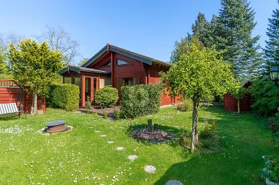 GEMÜTLICHES HOLZHAUS MIT GARTENPARADIES