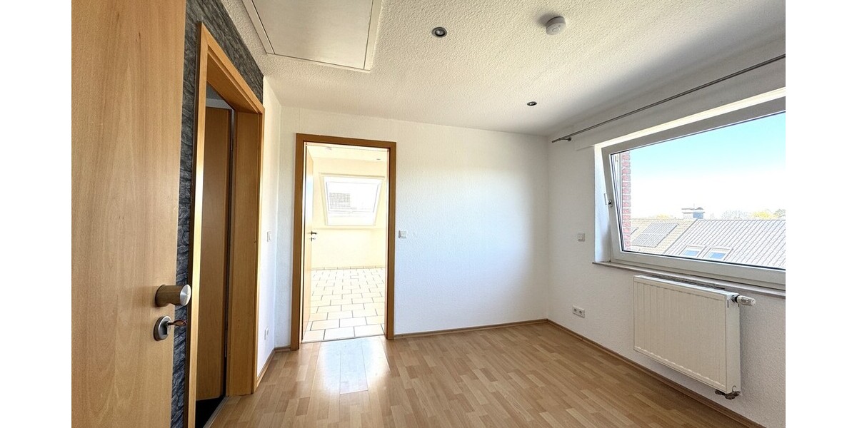 Helle 2-Zimmer-Wohnung im Dachgeschoss eines gepflegten Dreifamilienhauses! 2 zimmer