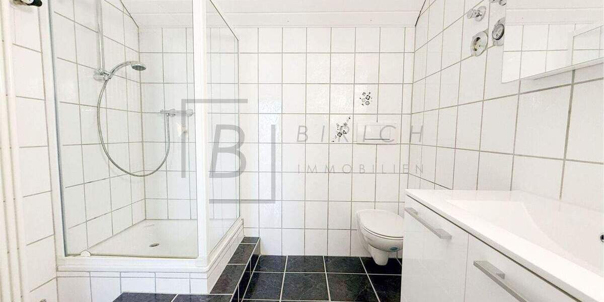 Ideal für Pendler: Ruhige 2,5-Zimmer-DG-Wohnung in Staig - nahe A7, mit neuer Küche & Dachterrasse 2 zimmer