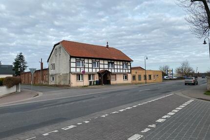 Mehrfamilienhaus mit 3 Halle und viele potenzialen für Bauen
