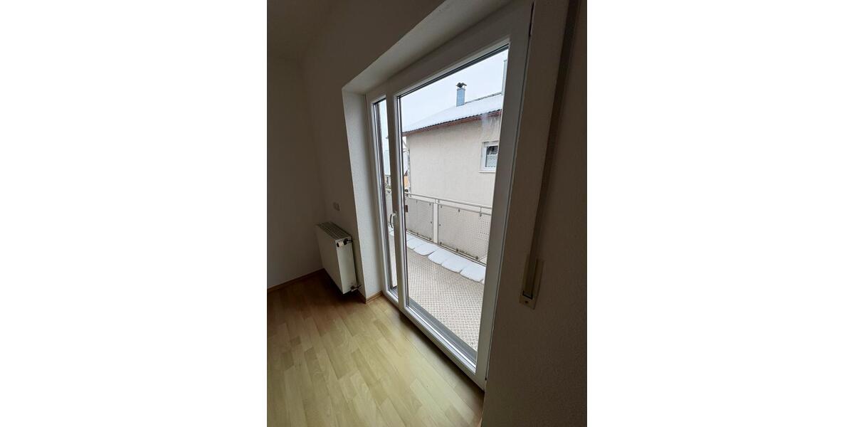 Dachgeschoßwohnung Rosbach vor der Höhe - 4.5 Zimmer, 105 m&sup2;, 1.050&euro; | Angebot:25310192