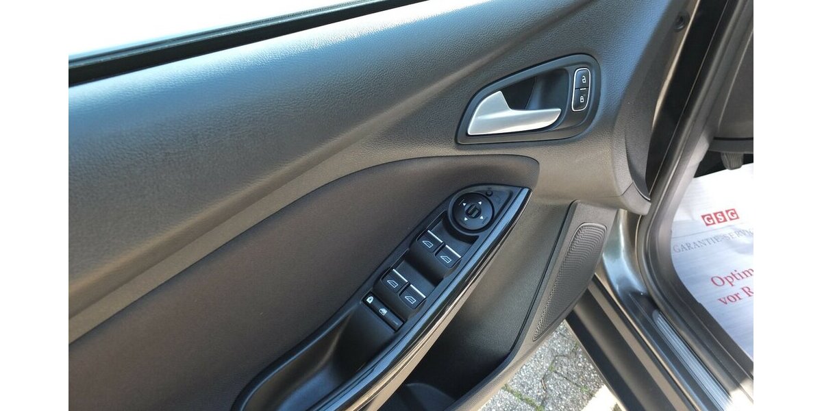 Ford Focus TITANIUM NAVI KLIMAAUTOMATIK EINPARKHILFE 134.288 km 7.798 &euro; Köln 50858