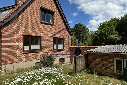 Gemütliches Zweifamilienhaus auf großem, gepflegten Grundstück