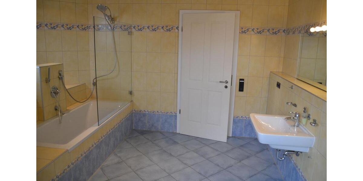 Dachgeschoßwohnung Augsburg - 5 Zimmer, 170 m&sup2;, 1.685&euro; | Angebot:26350218