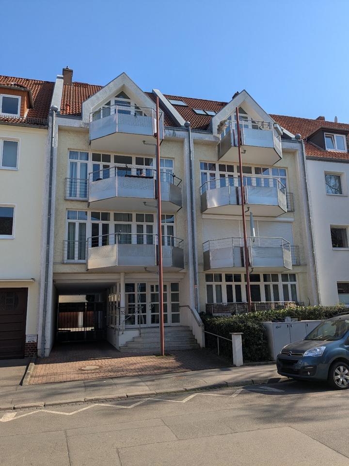 Sonnige Südstadt-Wohnung mit zwei Balkonen, Stellplatz u. Aufzug