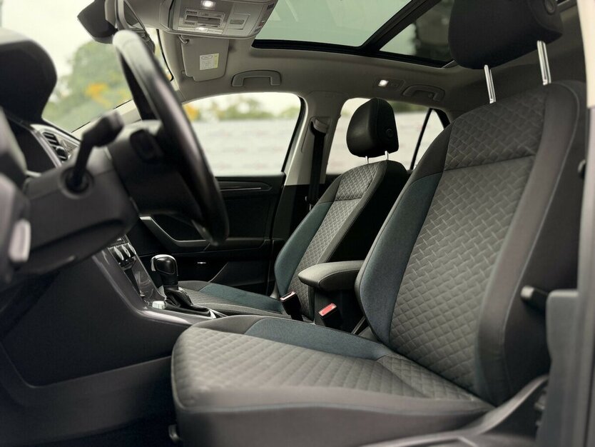 VW T-Roc R-line / IQ / Panorama / Virtual Cockpit 45.000 km 25.390 € Mönchengladbach 41066