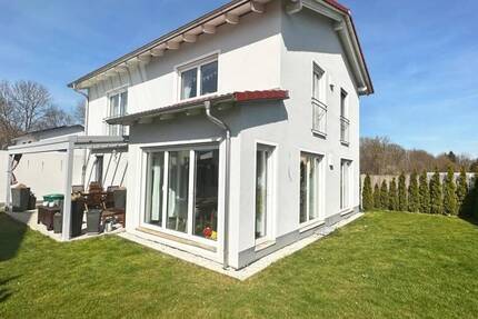 Modernes Landhausidyll in Landshut-Auloh am Stausee - Wohnen mit Stil und Substanz