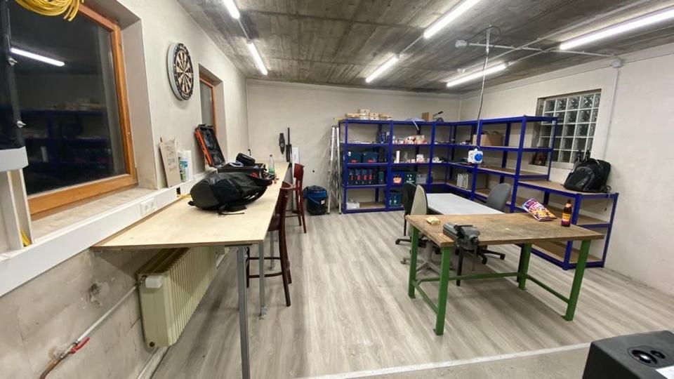 Werkstatt mit Lager, Schrauberwerkstatt, Gewerbe zimmer
