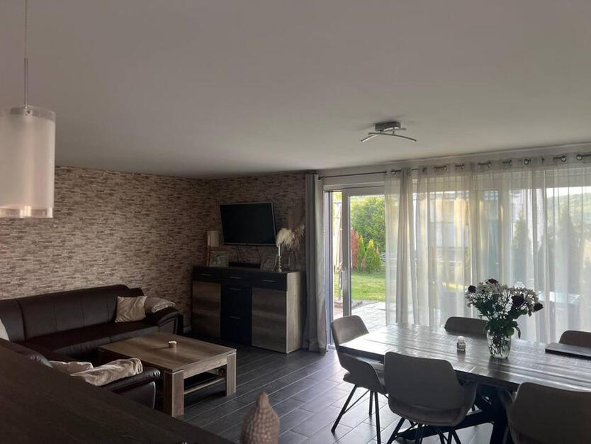 Etagenwohnung 4,5 Zimmer mit Garten, Garage und 2 Stellplätzen