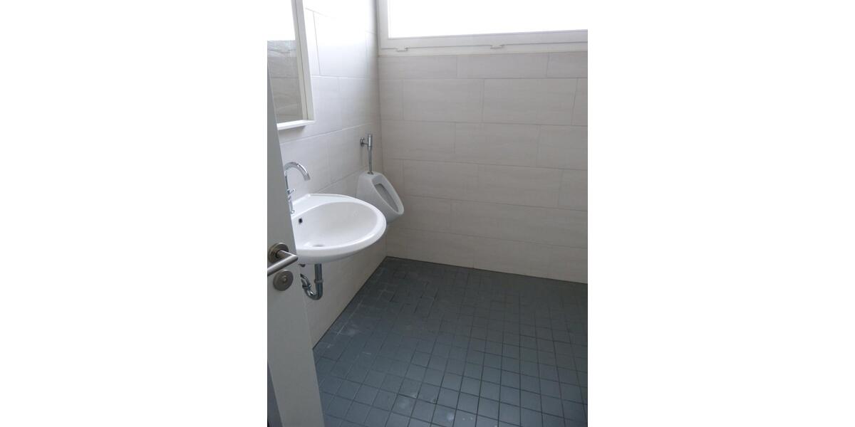 Gewerbehalle mit Büro, Garagen und Sozialräumen 133 qm zimmer