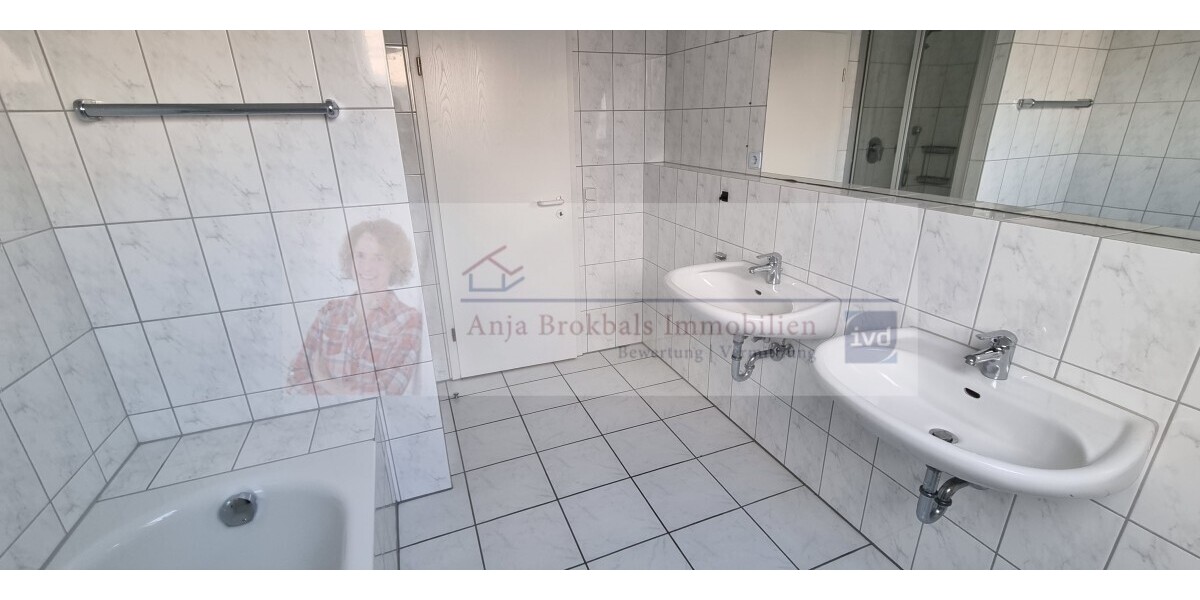 Platz für Auto und Motorrad: DHH, gr. Garage, ruhige Innenstadtlage - provisionsfrei für Käufer in Gütersloh - Doppelhaushälfte Gütersloh | Angebot:26794429