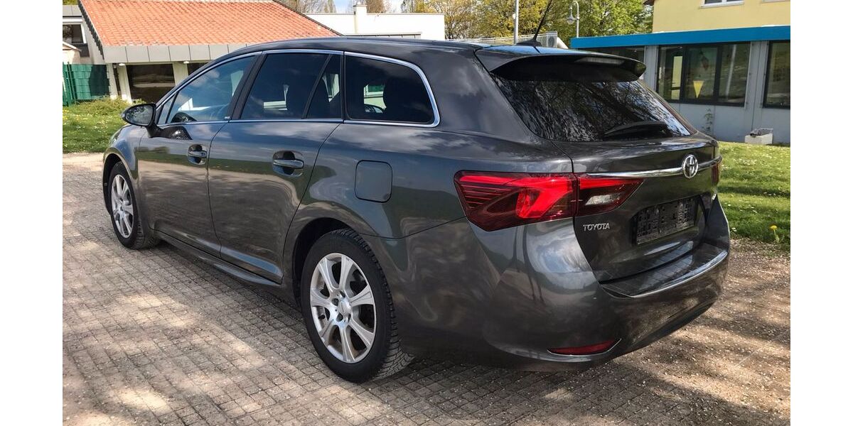 Toyota Avensis 158.000 km 9.890 &euro; Walddorfhäslach 72141