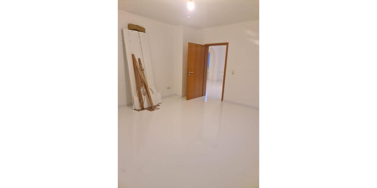 Frisch Renovierte schöne Helle 2 Zimmer-Wohnung mit Balkon 2 zimmer