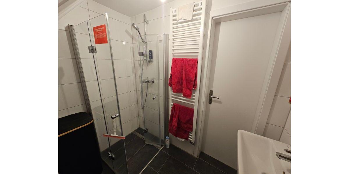 Dachgeschoss Wohnung - komplett modernisiert! 1 zimmer