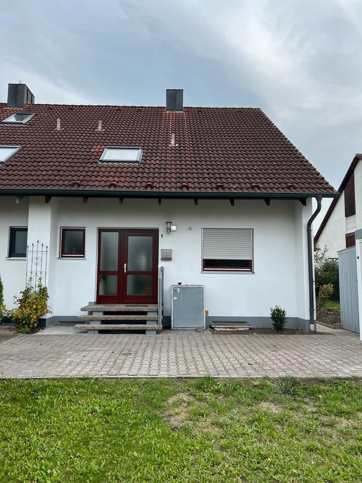 Doppelhaushälfte mit Garten und Garage