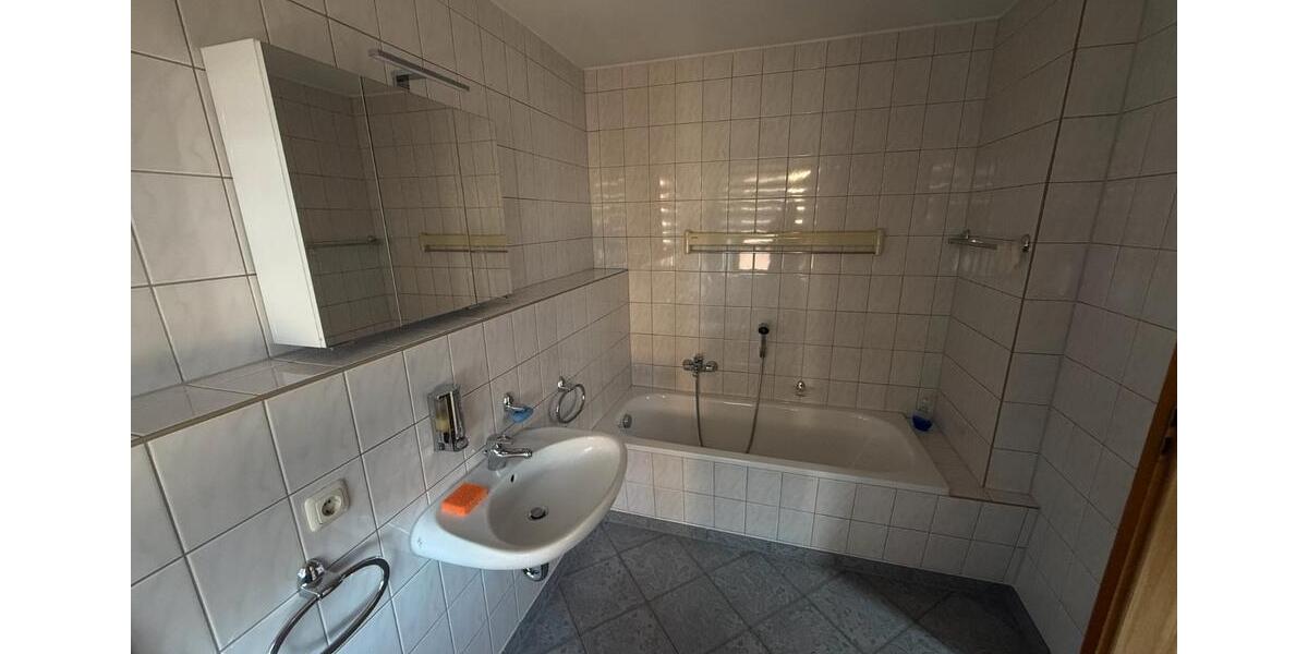 Etagenwohnung Lengenfeld - 2 Zimmer, 83 m&sup2;, 455&euro; | Angebot:26059550