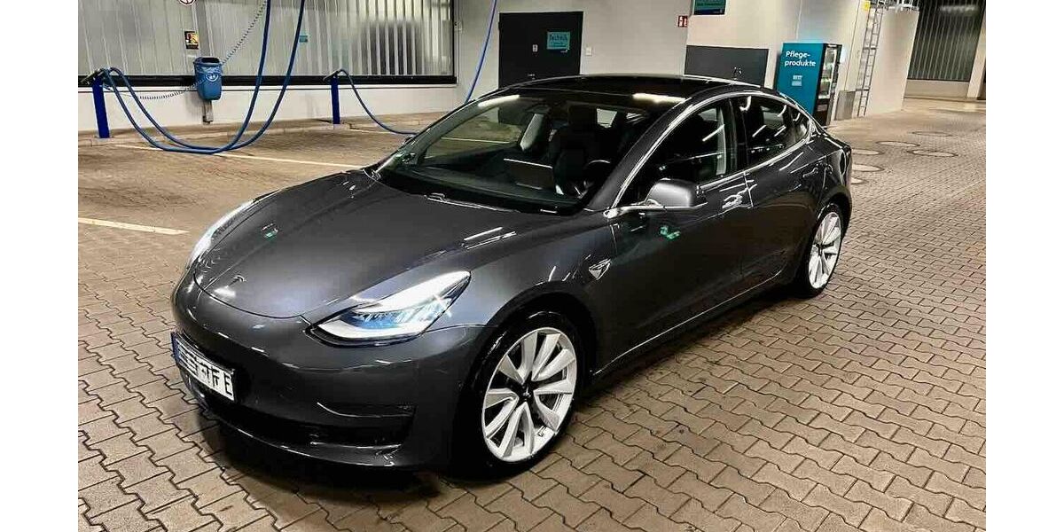 Tesla Model 3 59.000 km 22.999 &euro; Düsseldorf 40217