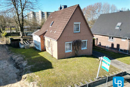 Für Profis: Sanierungsbedürftiges Haus wartet darauf, in neuem Glanz zu erstrahlen