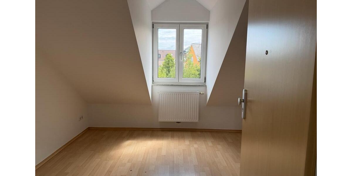 Dachgeschoßwohnung Roding - 4 Zimmer, 135 m&sup2;, 700&euro; | Angebot:25058112