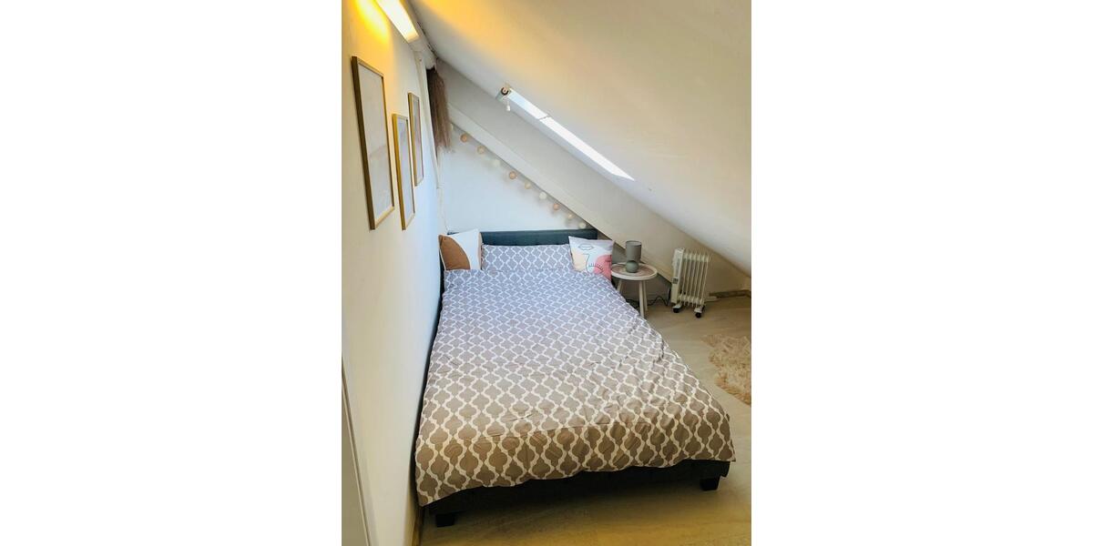 Renovierte und voll möblierte DG-Wohnung für Single-Person zimmer