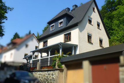 Charmantes Wohnhaus mit Einliegerwohnung in Naila – Waldrandlage 5 zimmer