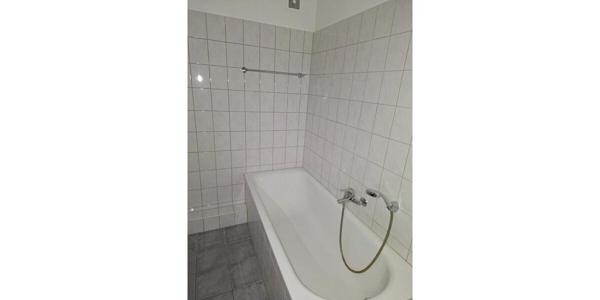 Frisch renovierte 3-Zimmer Dachgeschosswohnung in zentraler Lage 3 zimmer