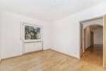 Großzügige und sehr gepflegte 4-Zimmer-Wohnung mit 2 Balkonen und Einbauküche.