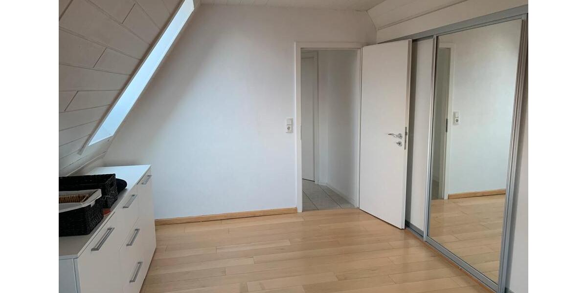 Dachgeschoßwohnung Petersberg - 4 Zimmer, 110 m&sup2;, 1.049&euro; | Angebot:26677541