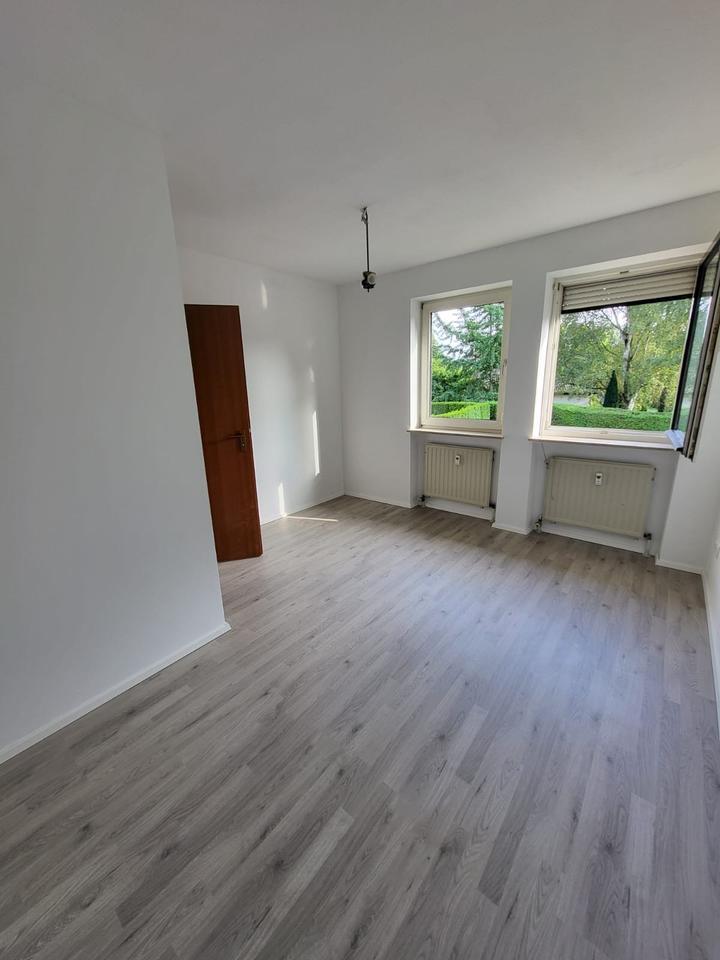 2-Zimmer Wohnung mit Balkon und Keller, großes Bad, ohne EBK