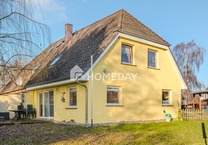 Am Feldrand und idyllisch gelegen: DHH mit Südterrasse, EBK + Carport | Gepflegt | Großes Grundstück