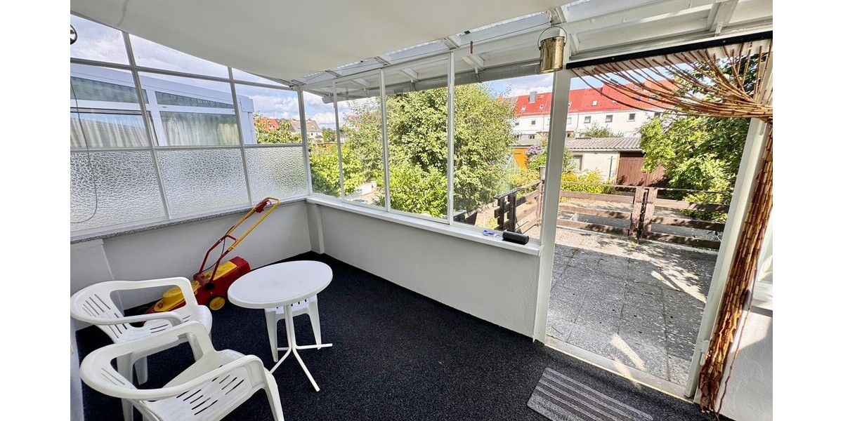HORN IMMOBILIEN ++ Neubrandenburg Vogelviertel, Haus mit Grundstück, Terrasse und 3 Garagen - Reihenendhaus Neubrandenburg Datzeberg | Angebot:26974618