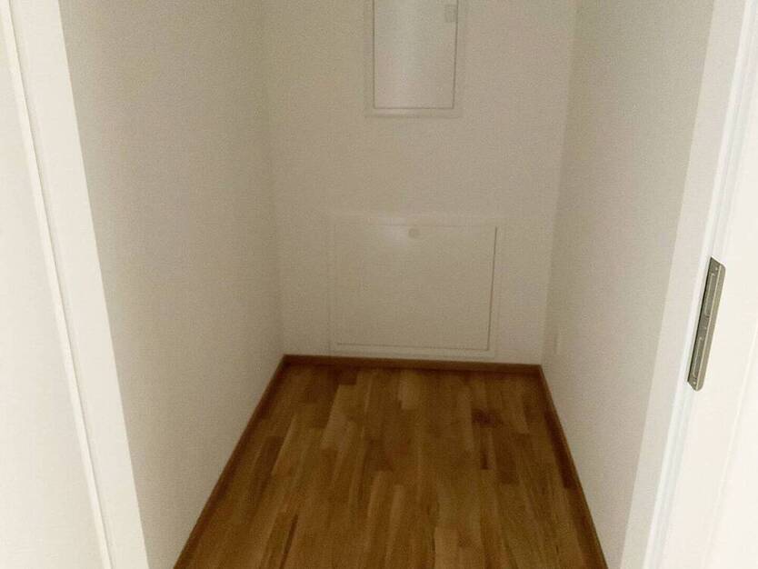 Helle 2-Zimmer-Wohnung mit Terrasse, moderne Neubau-Ausstattung mit Echtholzparkett + Einbauküche