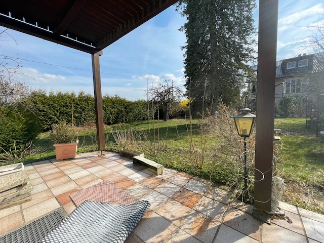 Rarität in Ismaning: Doppelhaushälfte auf 850 m² Traumgrundstück mit Potenzial - Doppelhaushälfte Ismaning | Angebot:26001741