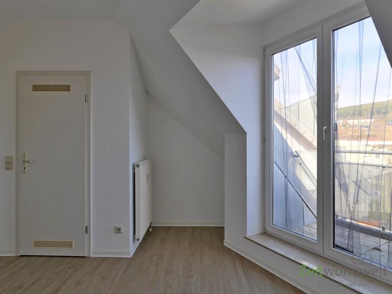 (12536_74) MGN: sonnige Dachwohnung mit 2 Balkons in der Heimstraße, Hausmeisterdienste inklusive, EBK mgl. 3 zimmer