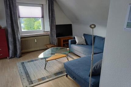 Helle DachWohnung, 2 Zimmer, KDB, möbliert, unrenoviert