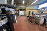 Lagerhalle mit überdachter Ladezone und großem Außenbereich. zimmer