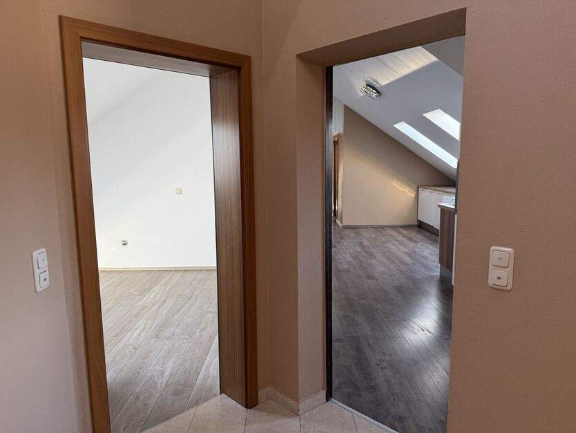 Wohnen und Arbeiten - Große Wohnung mit separatem Büro oder Gästeapartment in Nittendorf! 5 zimmer