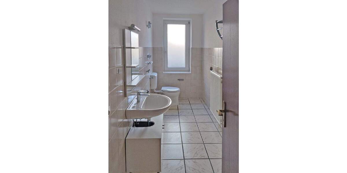 MFH mit 16 Wohneinheiten und 12 Stellplätzen; Eckgrundstück an 2 Straßen, KS-Schillerviertel 3 zimmer