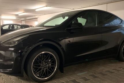 Tesla Model Y 25.600 km 39.900 € Frankfurt 60438