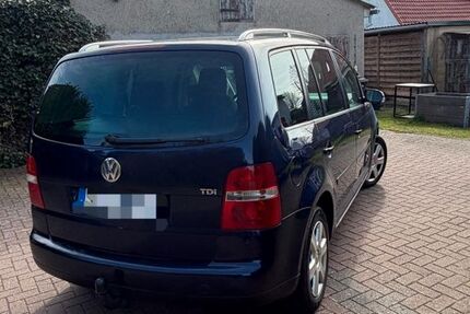 VW Touran 274.000 km 2.300 &euro; Leezen 19067