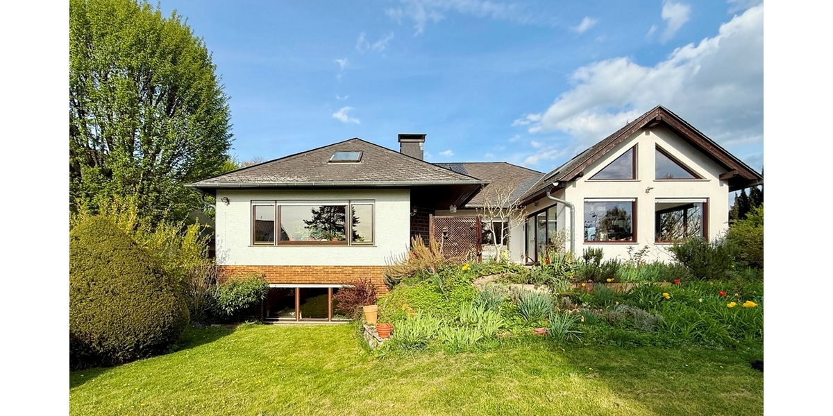 Frankfurt-Nieder-Erlenbach: Einmalige Lage! Großzügiges Villenanwesen am Bebauungsrand - Einfamilienhaus Frankfurt am Main Bonames | Angebot:26334718