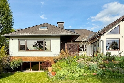 Frankfurt-Nieder-Erlenbach: Einmalige Lage! Großzügiges Villenanwesen am Bebauungsrand - Haus Frankfurt am Main Bonames | Angebot:26334718